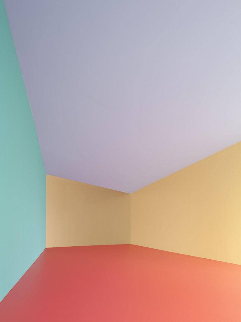 Je nach Lichteinfall, je nach der Position im Raum wirken die Farben in den trichterförmigen Räumen anders.