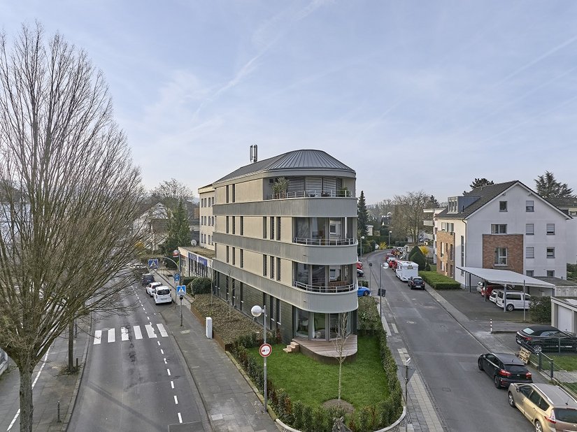 Gelungenes Mehrfamilienhaus-Projekt: ein Bestandsbau, ein Erweiterungsbau – und am Ende ein überzeugender neuer Baukörper, der sich perfekt in seine gewachsene Umgebung einfügt. Die geschwungene Gebäudespitze verleiht dem Eckgebäude eine neue städtebauliche Präsenz.