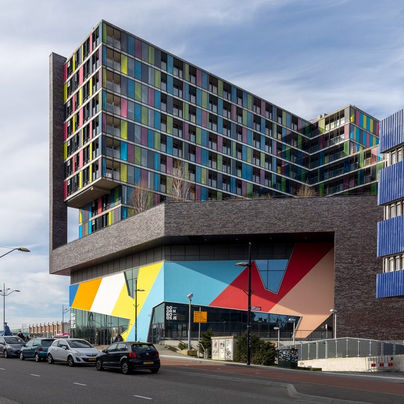 Ein harmonisches Ganzes: Die frisch gestalteten Sockelgeschosse des Clubs „Doornroosje“ ergänzen die bereits farbig ausgeführten oberen Geschosse ideal