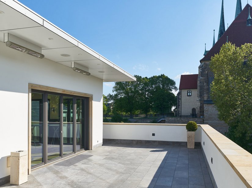 Rund um den Conference-Bereich verläuft eine Terrasse, von der Sie einen atemberaubenden Blick auf Dom und St.-Severi-Kirche genießen.