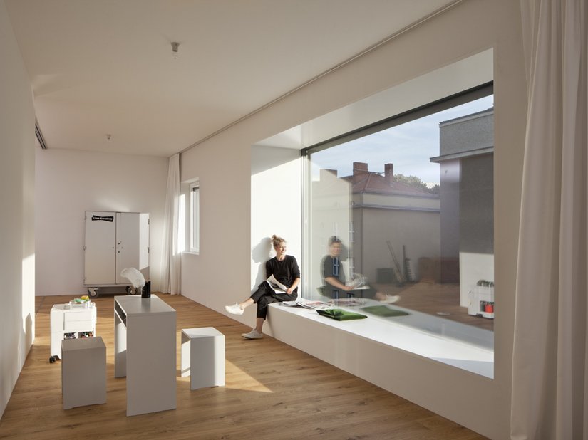 Fenstermöbel – die breiten Laibungen der Boxen bieten einen Sitzplatz mit Aussicht.