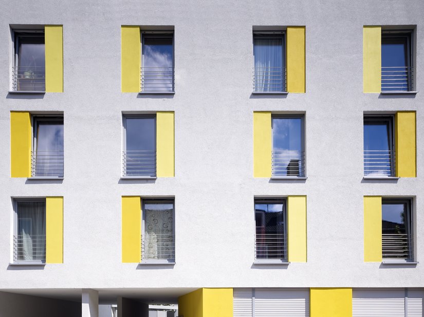 Scheinbar beliebige Abwechslung der farbigen Begleitflächen der Fensteröffnungen.