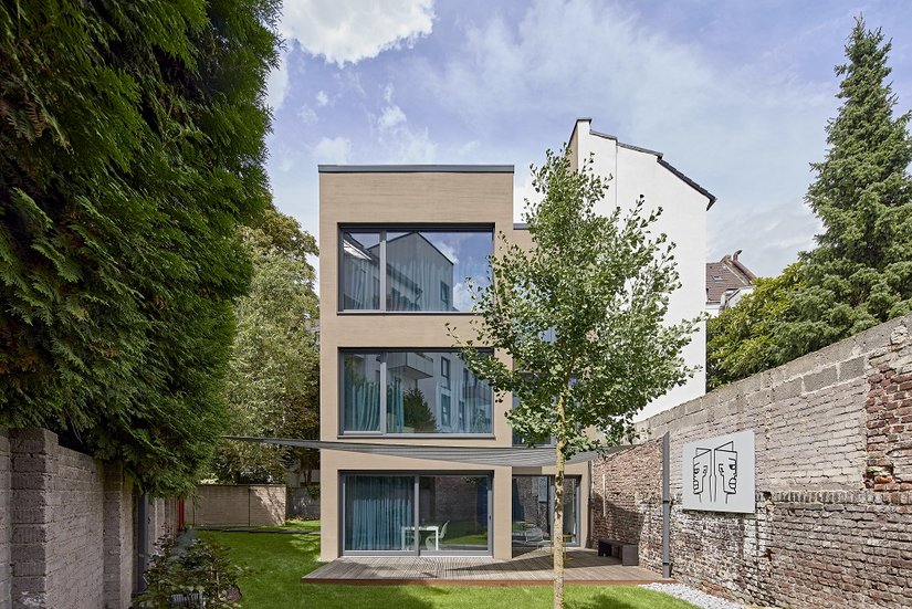 Ein ungewöhnlicher Neubau mit zeitloser Architektur: Das kleine, aber fein und souverän durchgearbeitete Wohnhaus besticht durch seine Eigenständigkeit, ohne den gegebenen Kontext zu ignorieren