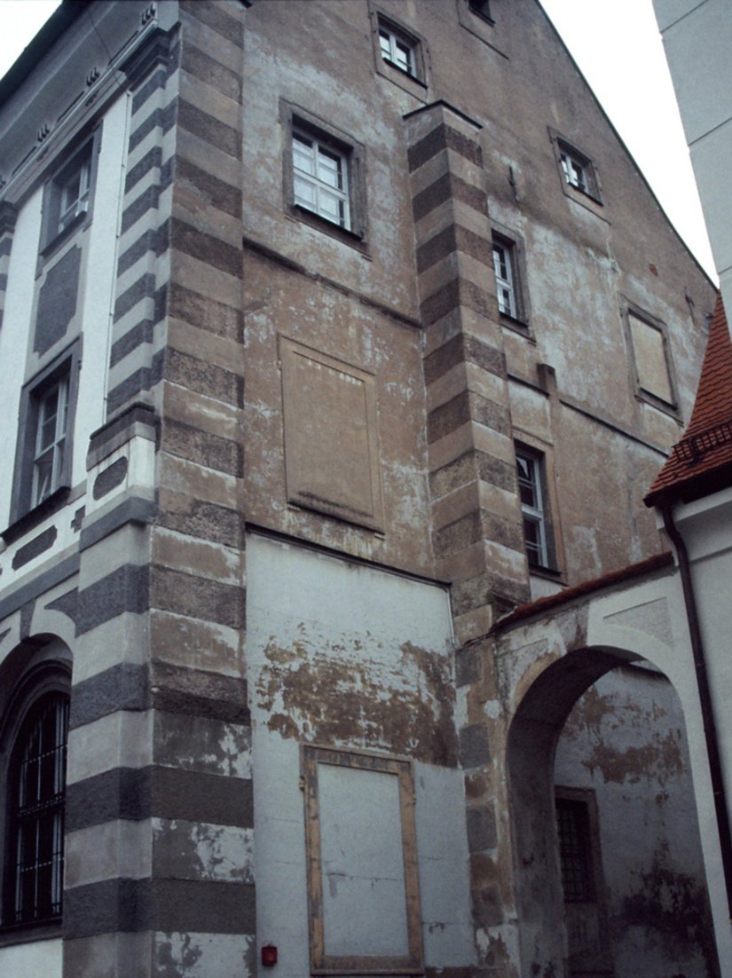 Vor der Fassadensanierung wiesen die Gebäude (hier Pförtnerflügel) gravierende Putzschäden wie Risse und Abplatzungen auf. Bis auf zwei Meter Höhe war das Mauerwerk in vielen Bereichen salzbelastet.