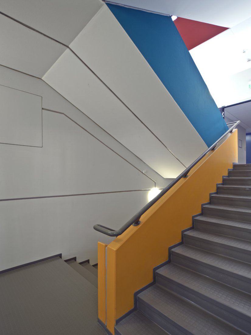 Zur Orientierung fasst das Farbkonzept Flure, Treppenbrüstungen und Klassenräume je nach Gebäudebereich in einer Farbgruppe zusammen.