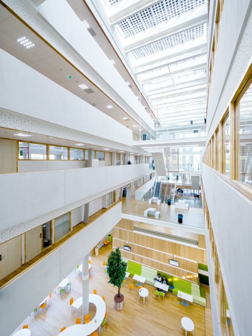 Die Photovoltaikanlage auf dem Dach versorgt auch andere Gebäude auf dem Campus mit Energie.