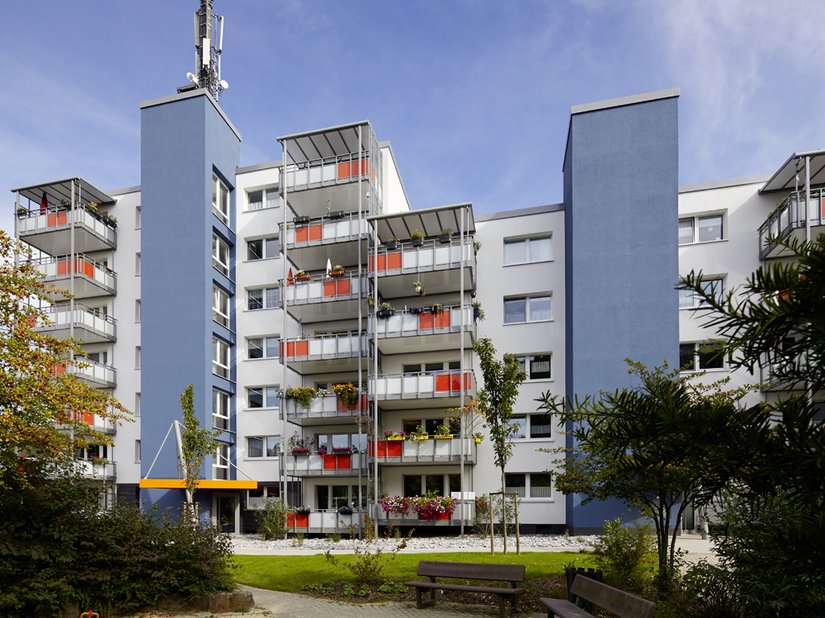 Rückseitig wurden die Farbtöne der Straßenseite übernommen und für die vorstehenden Treppenhaustürme das Blau der Fenster übernommen.