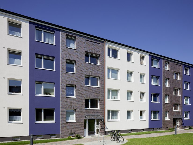 Das Konzept verbindet akzentuierend einen schwarz-blauen keramischen Belag mit farbigen Putzflächen zu einer stimmigen und mutigen Komposition.