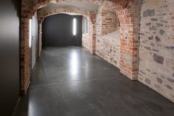 <p>Der besonders gute Verlauf von Floortec 2K-Mineralico SL 470 macht das Schleifen der Oberfläche überflüssig.</p>