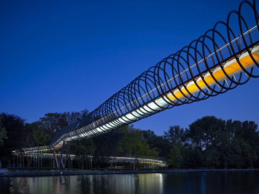 Gerade die Dunkelheit macht die Brücke zum Highlight.