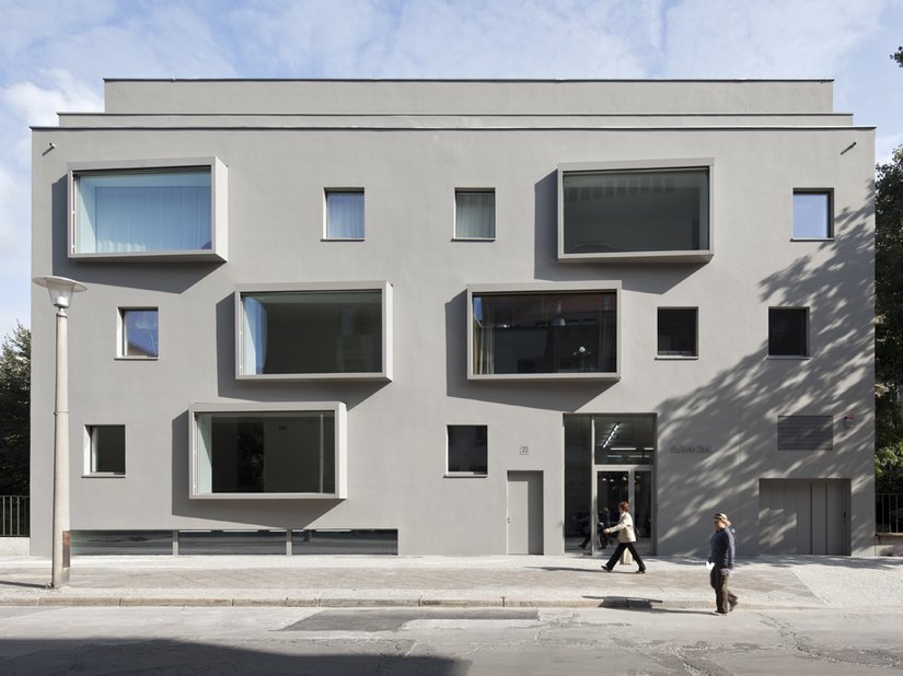 Schaufenster – die aus der Fassade gedrehten Boxen blicken zur Volksbühne gegenüber.