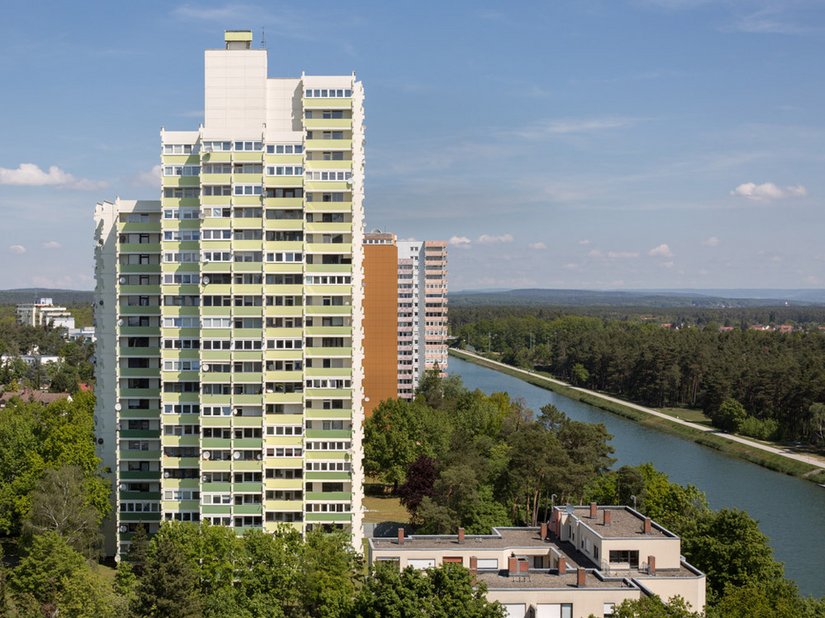 Mit dem neuen Farbkonzept&nbsp; in unterschiedlichen Grüntönen gelingt es, den bis zu 24-geschossigen Hochhaus-Komplex aus seiner Monotonie zu befreien.