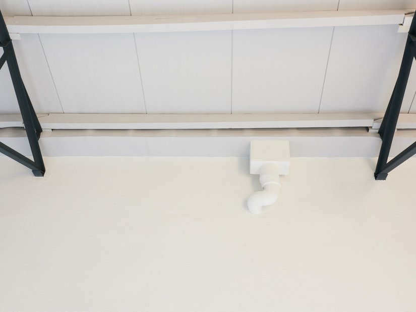 Putz, Beton, Faserzement, Gipskarton, Zink, Aluminium, Hart-PVC, grundierte E-Metalle, Rohrisolierungen oder alte, intakte Dispersionsfarbenanstriche – mit der elastischen Spezial-Innendispersion Flex-Deck 1026 gibt es ein Beschichtungsmaterial für unterschiedlichste Untergründe.
