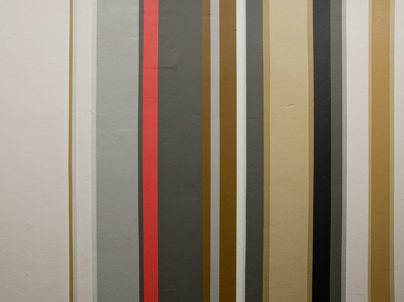 Die einzelnen Wandgestaltungen verwenden stets nur zehn bis 15 der Farbtöne aus der festgelegten Palette.