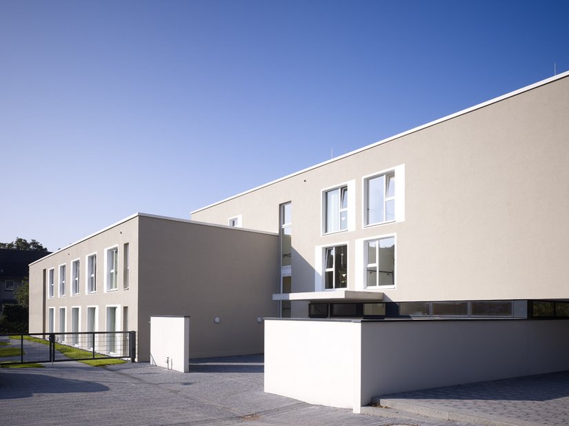 Die farbliche Gestaltung der Fassade ermöglicht eine harmonische Einbettung des Neubaus in die Umgebung.