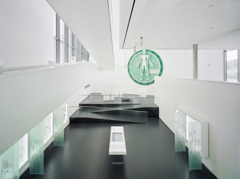 Eine menschliche Gestalt in der Firmenfarbe des B. Braun Konzerns ziert die über 14 m hohe Ausstellungshalle der Aesculap Akademie.
