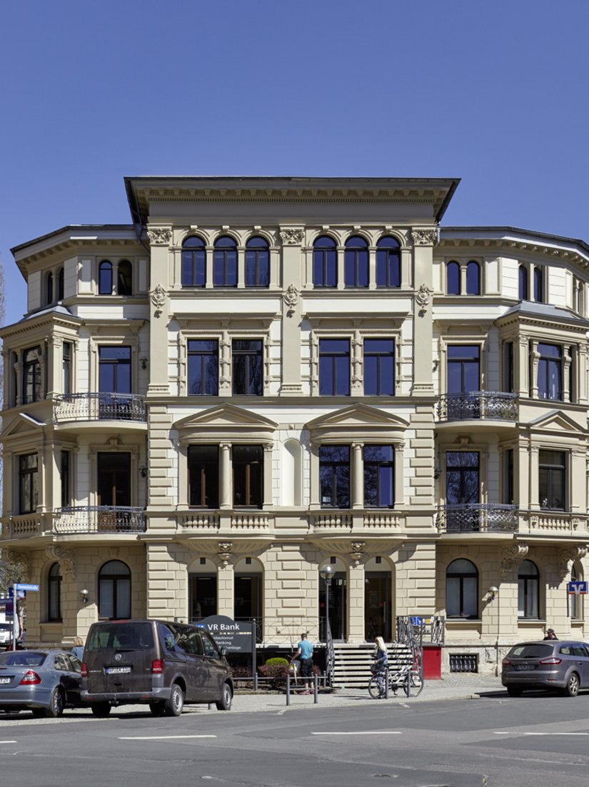 Die Schauseite des Gebäudes befindet sich an der Straßenecke Dingelstedtstraße (links) und Hummelstraße (rechts). Deutlich zu sehen, die für viele Wohnbauten der damaligen Zeit übliche Rustikaverblendung mit darüber angeordneten korinthischen Pilastern.