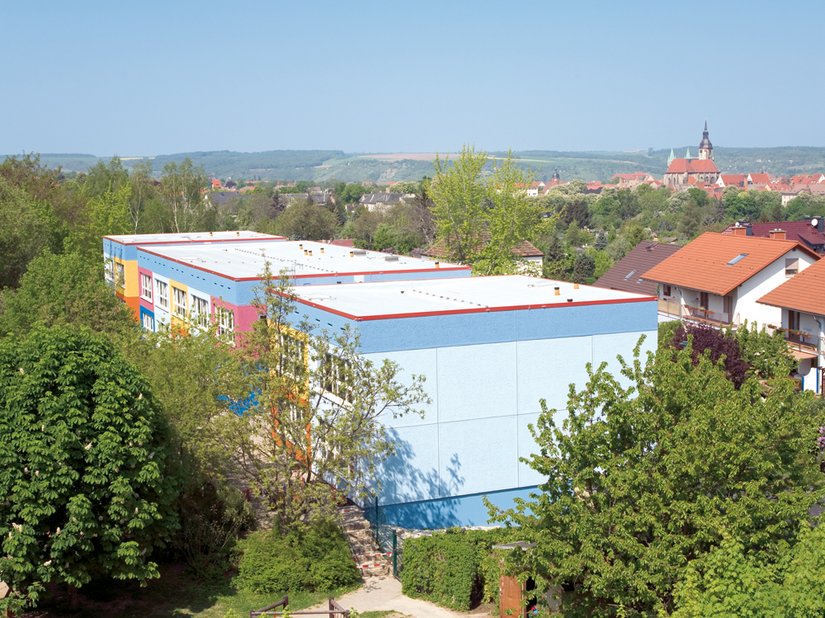 Der Kindergarten ist von sehr viel Grün umgeben.