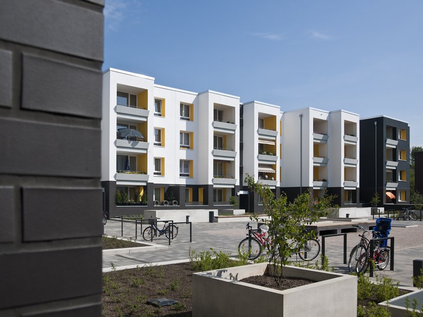 Die Farbkombination aus Anthrazit, Grau und Gelb lässt das sanierte Gebäude sehr modern aussehen.