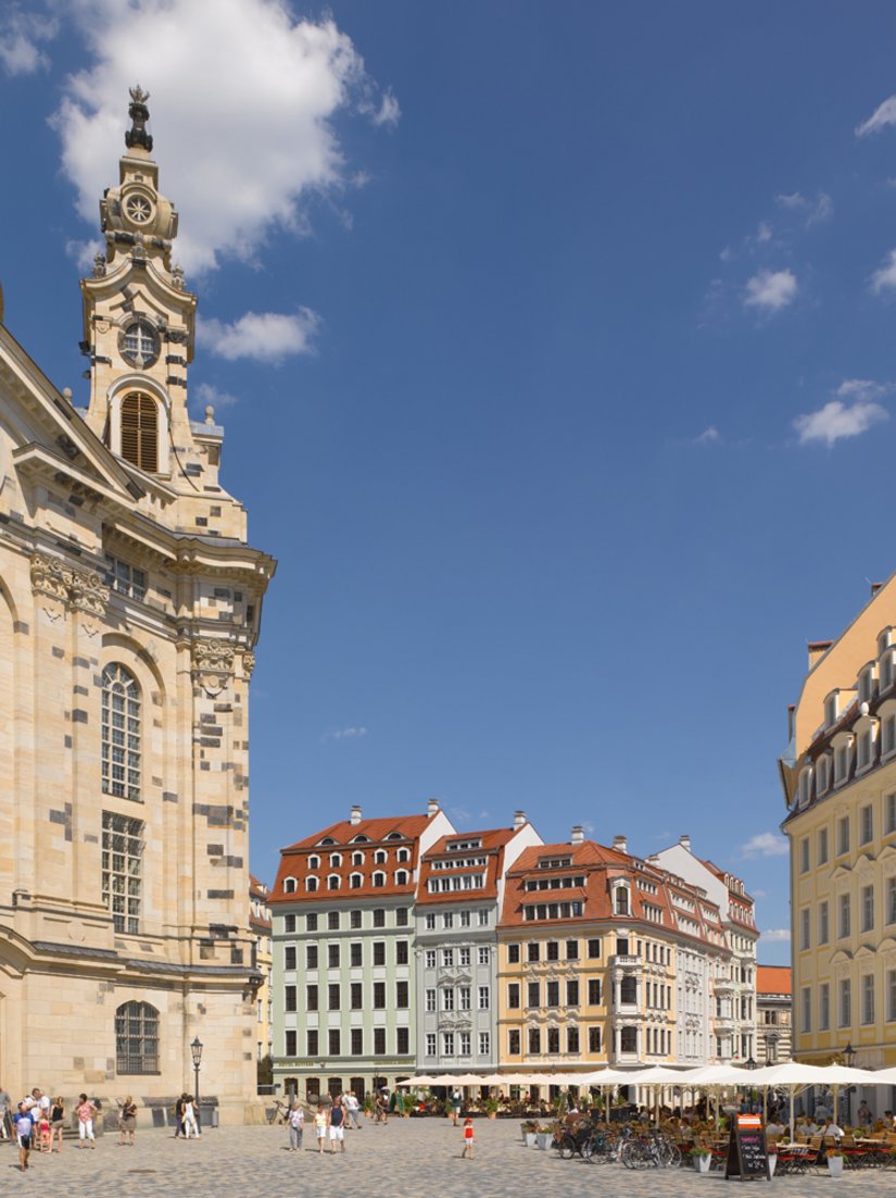 Beeindruckende Perspektiven: Das Quartier II schließt direkt östlich an die Frauenkirche an. Dieses Bild zeigt die drei Frontbauten des Gebäudegevierts und den Anschnitt der Rampischen Straße.