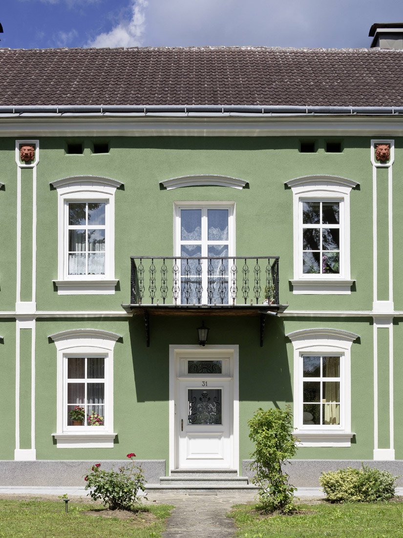 Die Fassade bzw. die Fensterfaschen und die Stuckverkleidungen wurden neu verputzt und anschließend gestrichen.