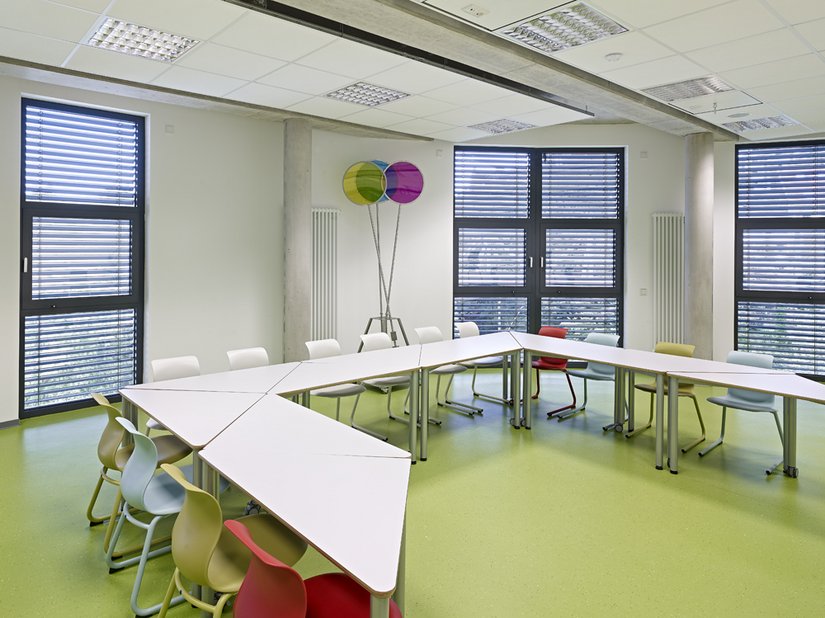 Während die Seminarräume und die Labore in Weiß gehalten sind, erhielten die zentralen Besprechungsräume nach dem Farbleitsystem die Farben Rot, Grün oder Blau.