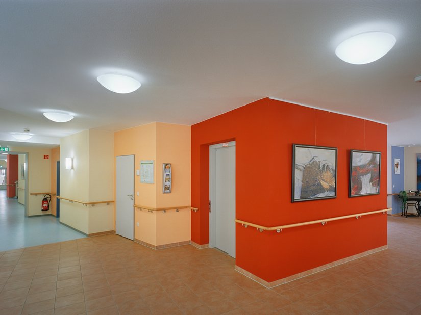 Im Foyer schaffen Licht, Farbe und die Wahl verschiedener Oberflächen Orientierung und Atmosphäre.