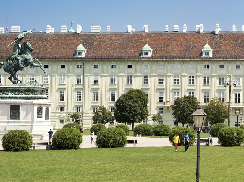Der Leopoldinische Trakt ist einer der größten und ältesten Teile der Hofburg in Wien.