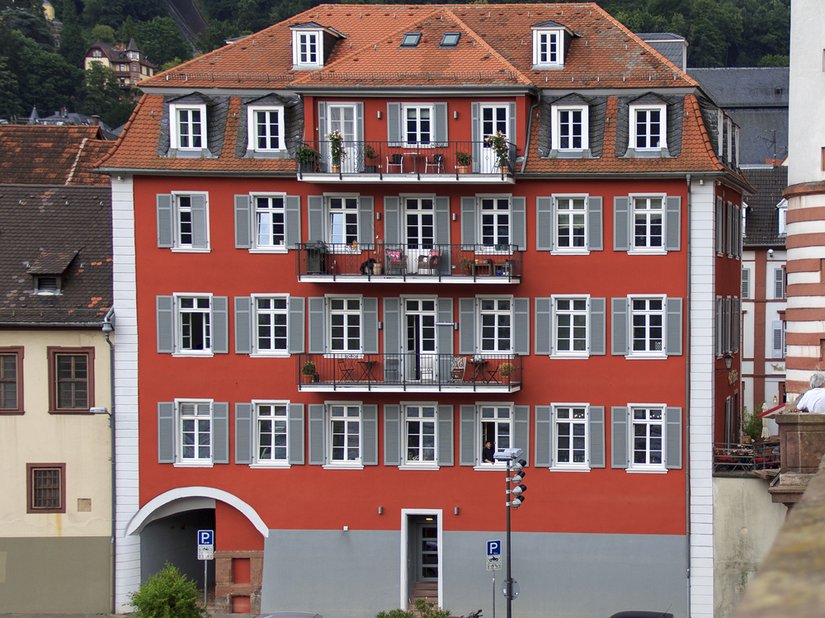 Rot und Grau dominieren die Fassade des alten Schulhauses.