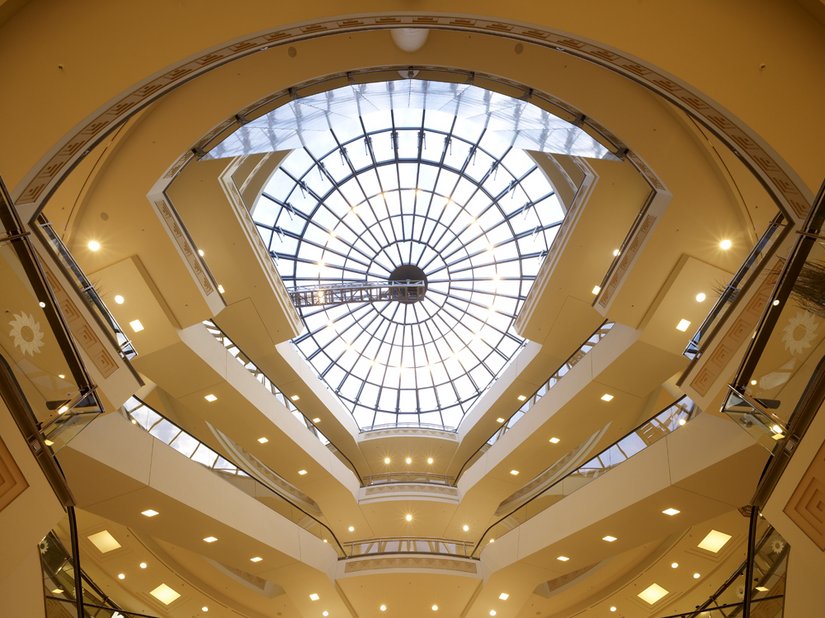Mit einem Durchmesser von 22 Metern bieten die aufwendig gestalteten Glaskuppeln den Besuchern einen aufregenden Blick gen Himmel.