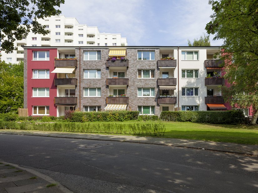 Großzügige, parkähnliche Grünflächen mit altem Baumbestand wurden beibehalten.