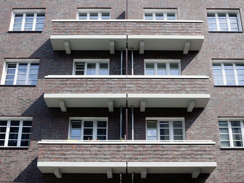 Durch die Balkonumrandung in Sandsteinfarben passen die Balkone gut in das Gesamtbild.