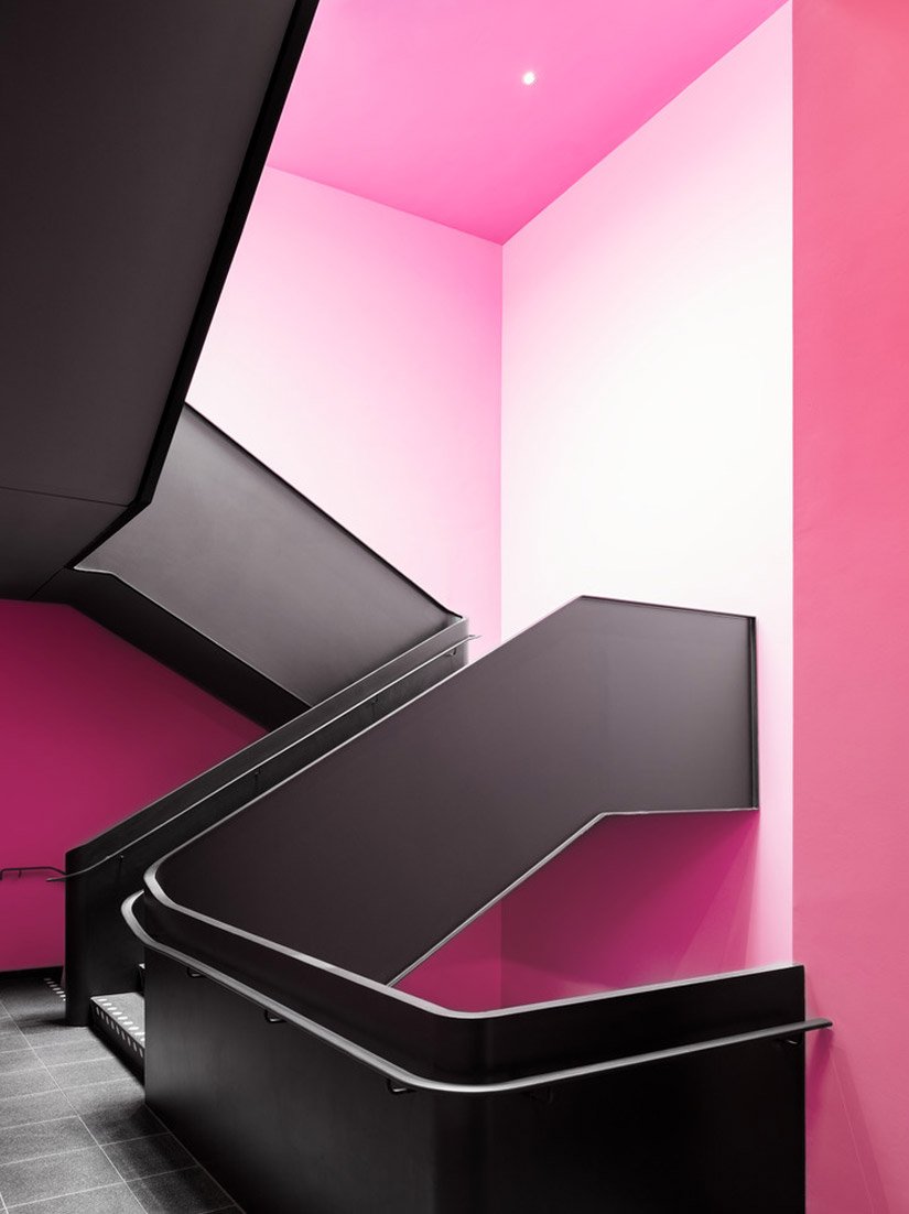 Die Treppenhäuser sind als „farbige Transiträume“ ausgebildet und erhalten jeweils einen vollflächigen Farbanstrich mit eigenem Farbton.