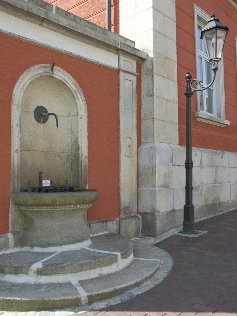 Scala Farbtöne: Fassade: Sonderfarbton 2, Gliederung, Sockel: Naturstein, Fenster: 75.03.12 (RAL 7035)