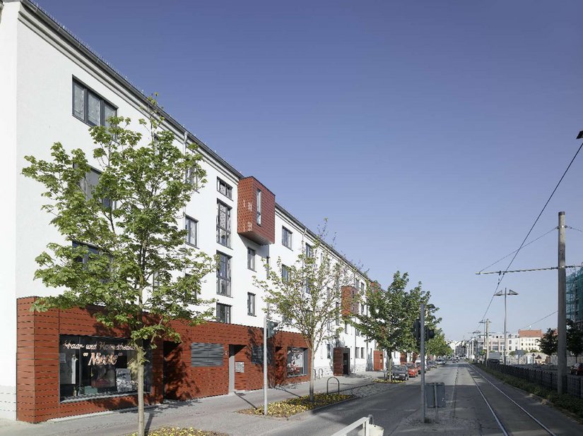 Bei der Sanierung der Straßenzeile wurden die Fassaden wärmegedämmt und völlig neu gestaltet. Größere Fensteröffnungen lassen mehr Licht in das Gebäude. Angebaute Erker und Hauseingangsvorbauten beleben optisch die Fassade und vergrößern auch die Innenräume.