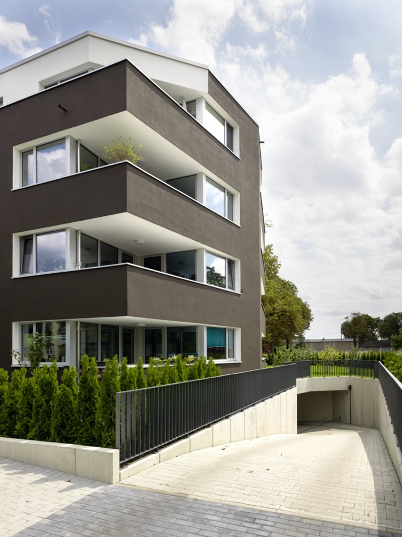 Zu jeder Wohnung gehört ein Großzügiger Balkon, der sich wie ein Einschnitt in das Gebäude darstellt.