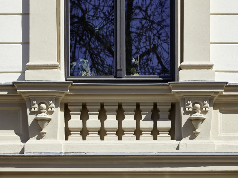 Die unter den Fenstern befindlichen Baluster wurden stilgerecht incl. des rückseitigen Fensterspiegels einheitlich im Steinton abgesetzt. Licht und Schatten unterstreichen den gewünschten Steincharakter und setzen die Elemente in Szene.