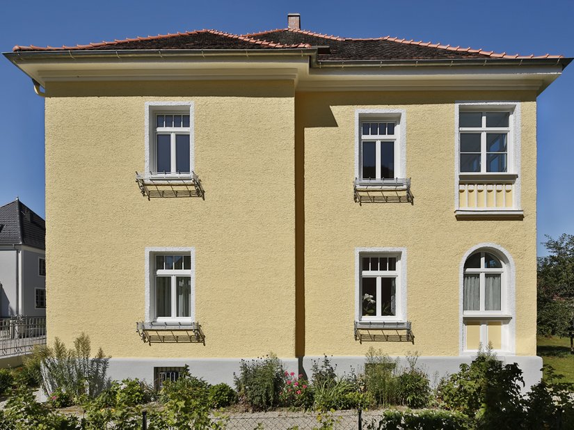 Die Fenster fügen sich durch ihre weiße Umrandung dezent in das Fassadenbild ein.