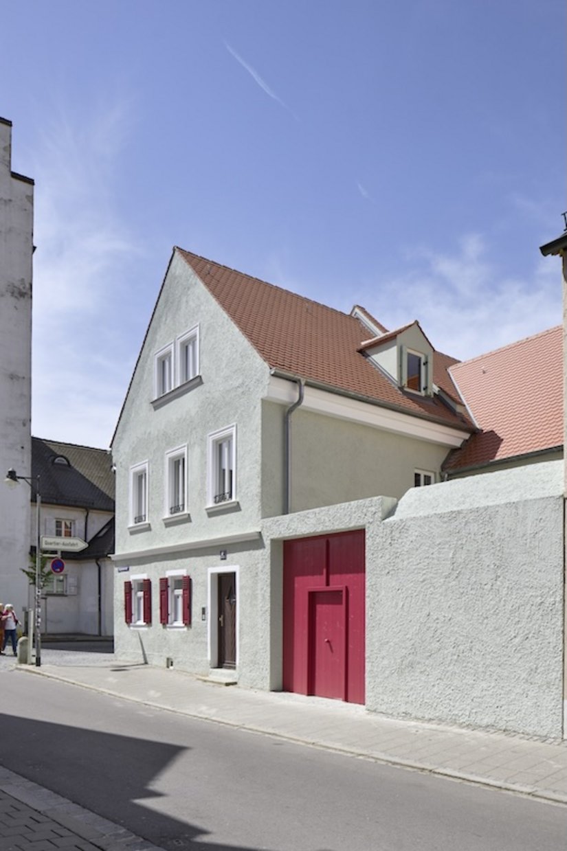 Früher Stadtbauernhof, heute Wohn- und Atelierhaus: Mit Sorgfalt, Feingefühl und Respekt vor dem Bestand ist die Transformation vorbildlich gelungen.