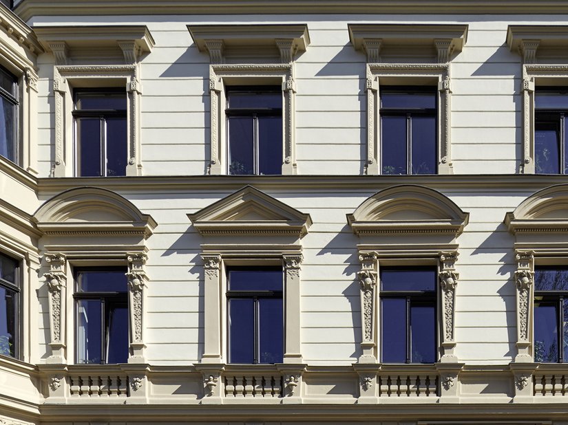 Die Fensterumfassungen verleihen dem Gebäude die gewünschte Aufmerksamkeit. Die Farbigkeit assoziiert bewusst Naturstein.