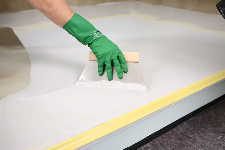 Aufbringen des Dampfdruckausgleichs als Verlaufspachtelung