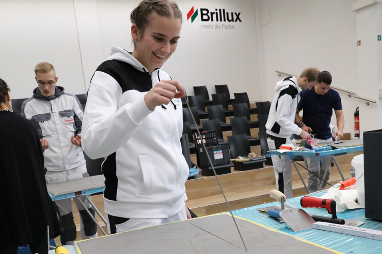 Teilnehmerin fertigt selbst Kreativtechnik an