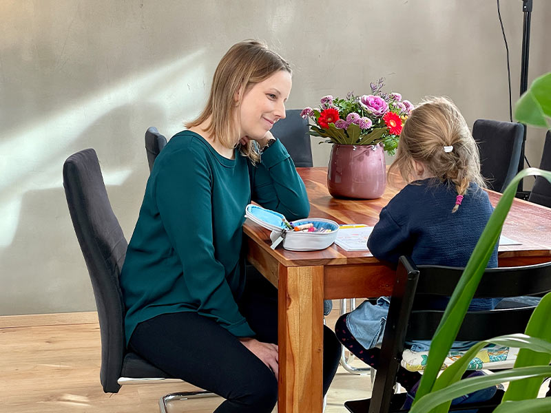 Anja und Charlotte am Tisch